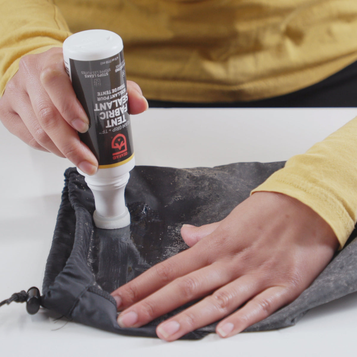Aplicación de Seam Grip TF en tejido de tienda