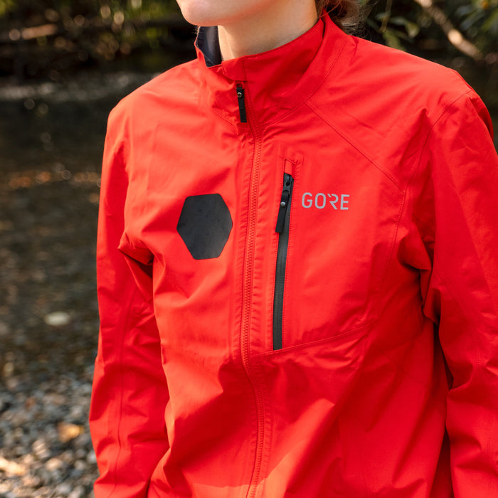 Parche GORE-TEX aplicado sobre prenda técnica