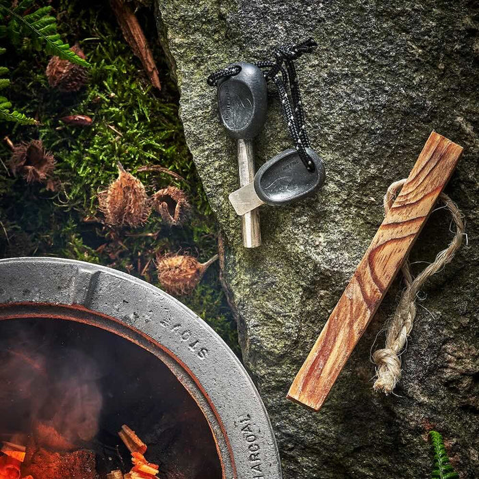Swedish FireSteel Army 2 en 1 sobre fondo blanco