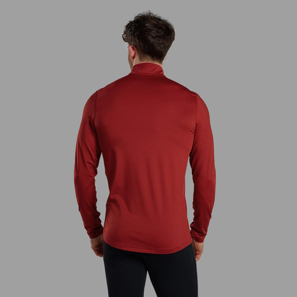 Detalle de uso de la Montane Dart XT Zip Neck Dark Maple