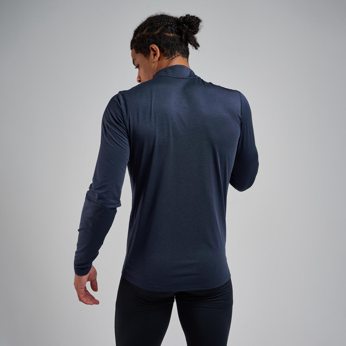 Detalle de uso de la Montane Dart XT Zip Neck Eclipse Blue