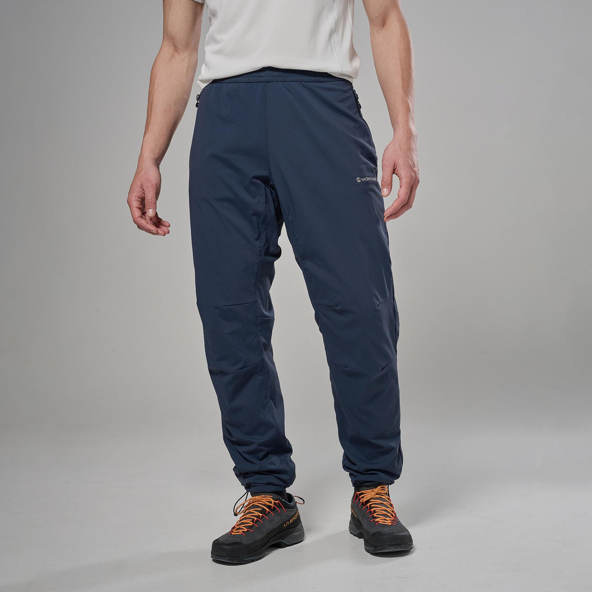 Pantalón Khamsin Lite Eclipse Blue para hombre puesto, vista frontal
