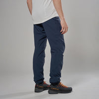 Pantalón Khamsin Lite Eclipse Blue para hombre puesto, vista posterior