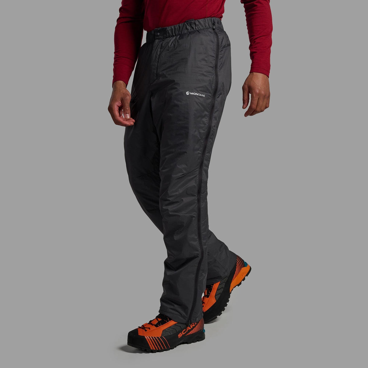 Pantalón Fortes Lite Midnight Grey para hombre, detalle en uso