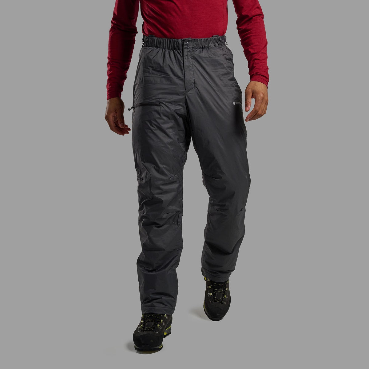 Pantalón Fortes Lite Midnight Grey para hombre en uso