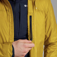 Montane Fortes Lite Hoodie para hombre en Ginkgo Gold - detalle en uso