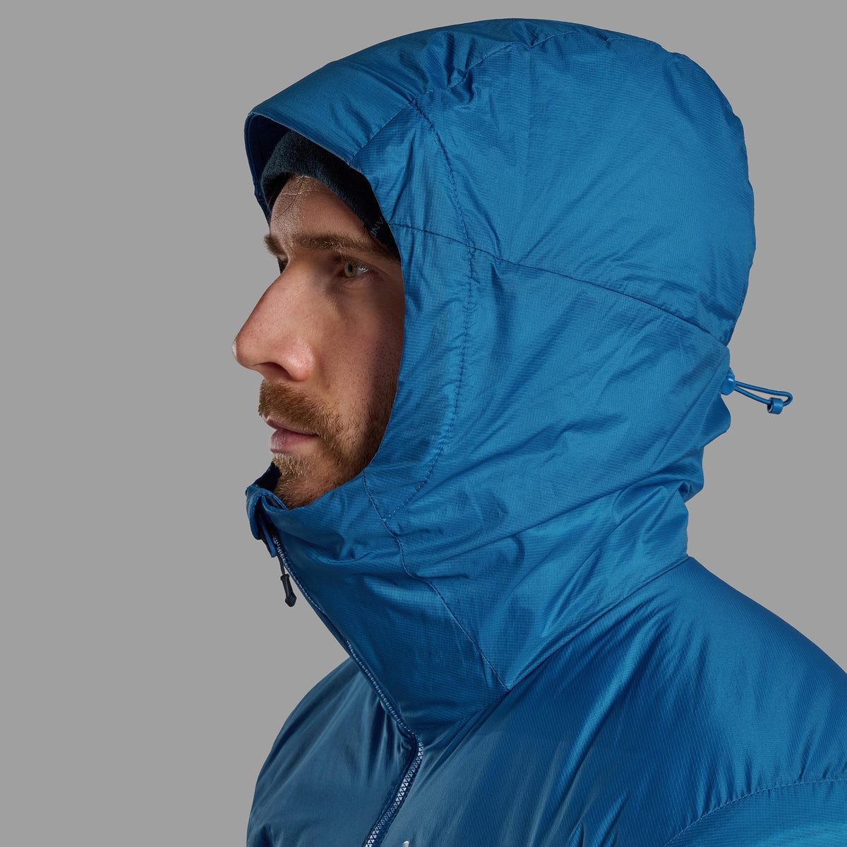 Montane Fortes Lite Hoodie para hombre en Neptune Blue - detalle en uso
