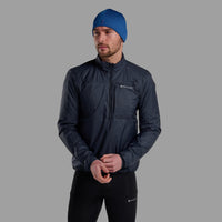 Montane Fortes Nano Pull On para hombre en Eclipse Blue - detalle en uso