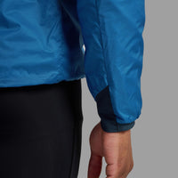 Montane Fortes Nano Pull On para hombre en Neptune Blue - detalle en uso