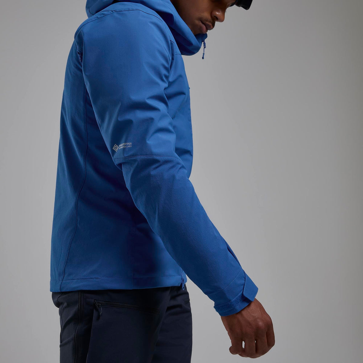 Nordes Hooded Softshell Jacket Neptune Blue para hombre, detalle en uso