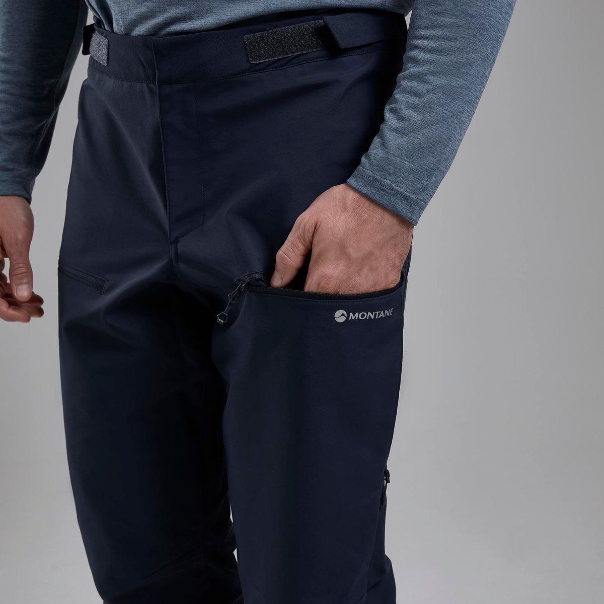 Montane Nordes Pants para hombre en Eclipse Blue - detalle en uso