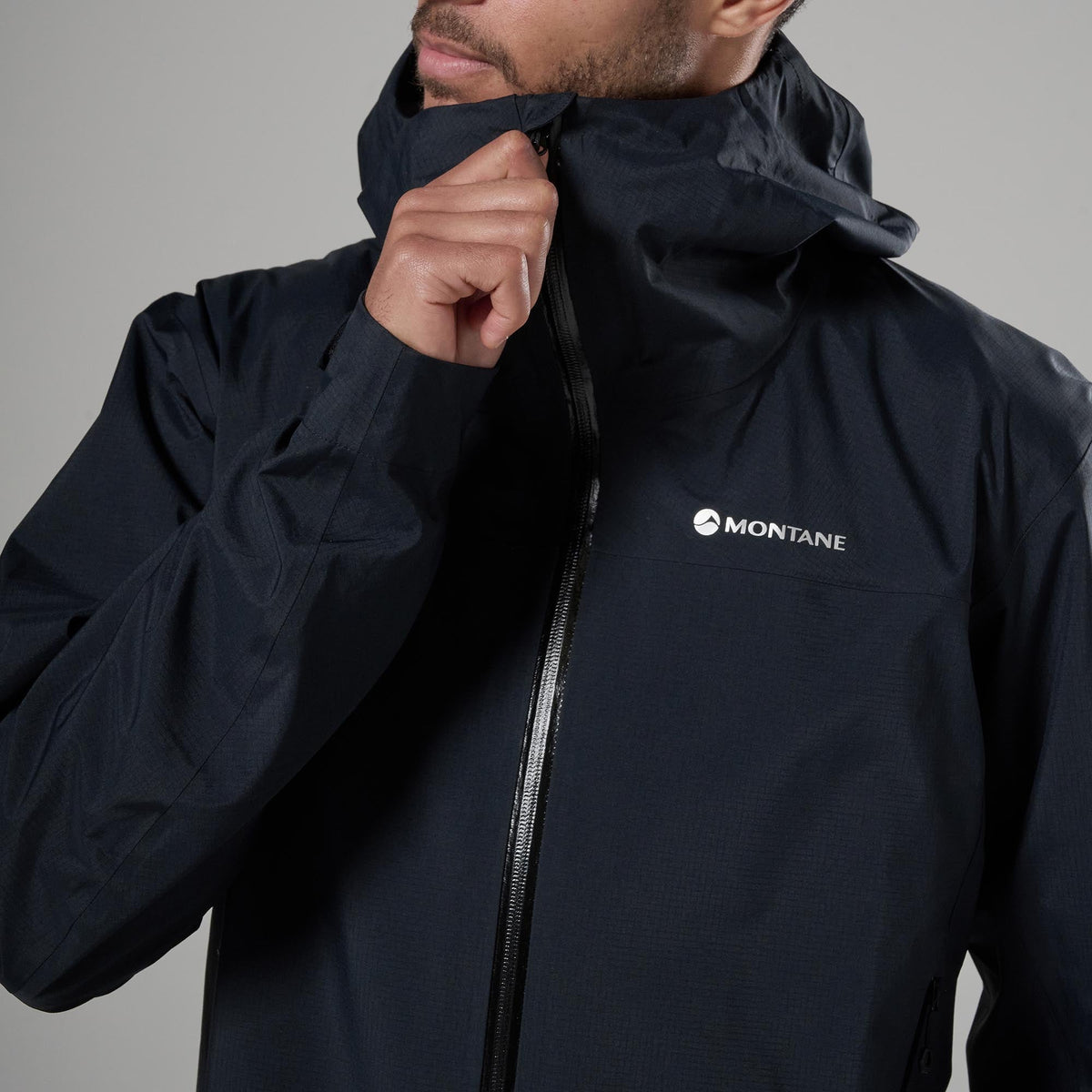 Detalle de cuello y cremallera de la Norste Waterproof Jacket Black