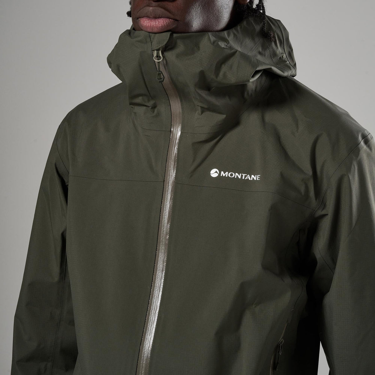 Detalle de cuello y cremallera de la Norste Waterproof Jacket Moss