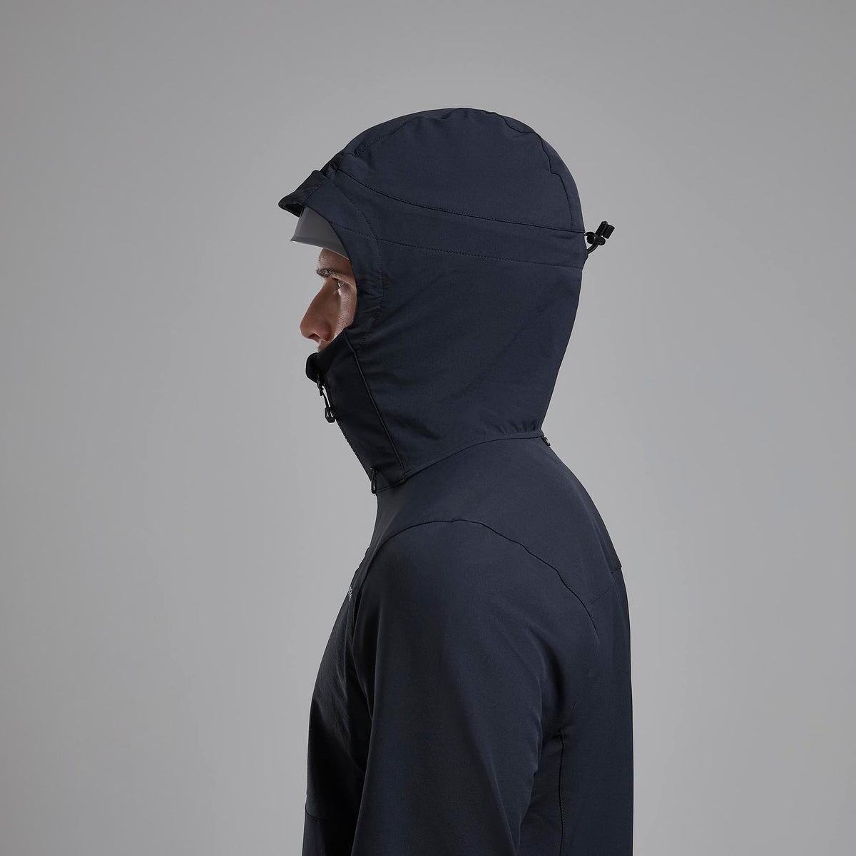 Tenacity XT Hooded Softshell Jacket para hombre en Black, detalle en uso