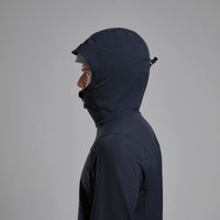 Tenacity XT Hooded Softshell Jacket para hombre en Black, detalle en uso