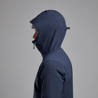 Tenacity XT Hooded Softshell Jacket para hombre en Eclipse Blue, detalle en uso
