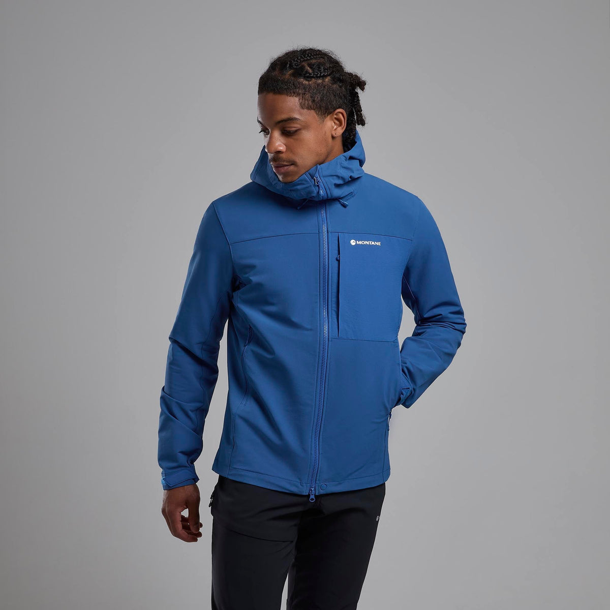 Tenacity XT Hooded Softshell Jacket para hombre en Neptune Blue, detalle en uso