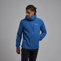 Tenacity XT Hooded Softshell Jacket para hombre en Neptune Blue, detalle en uso