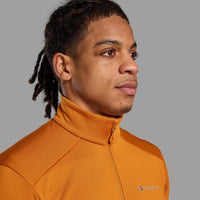Montane Protium Fleece Pull-On para hombre en Amber vista en uso