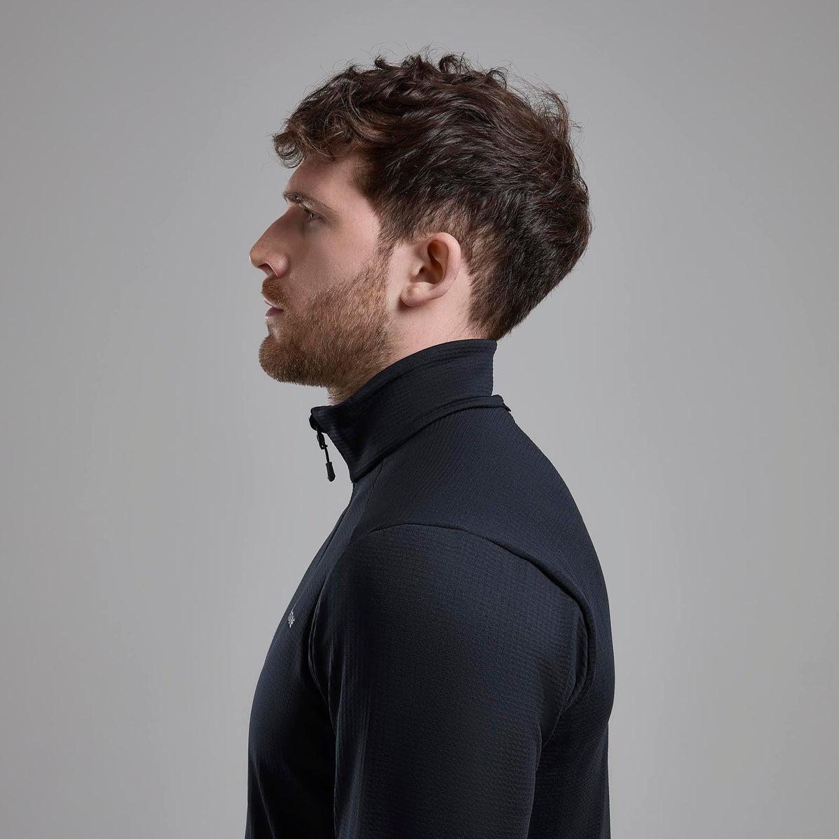 Montane Protium Fleece Pull-On para hombre en Black vista en uso