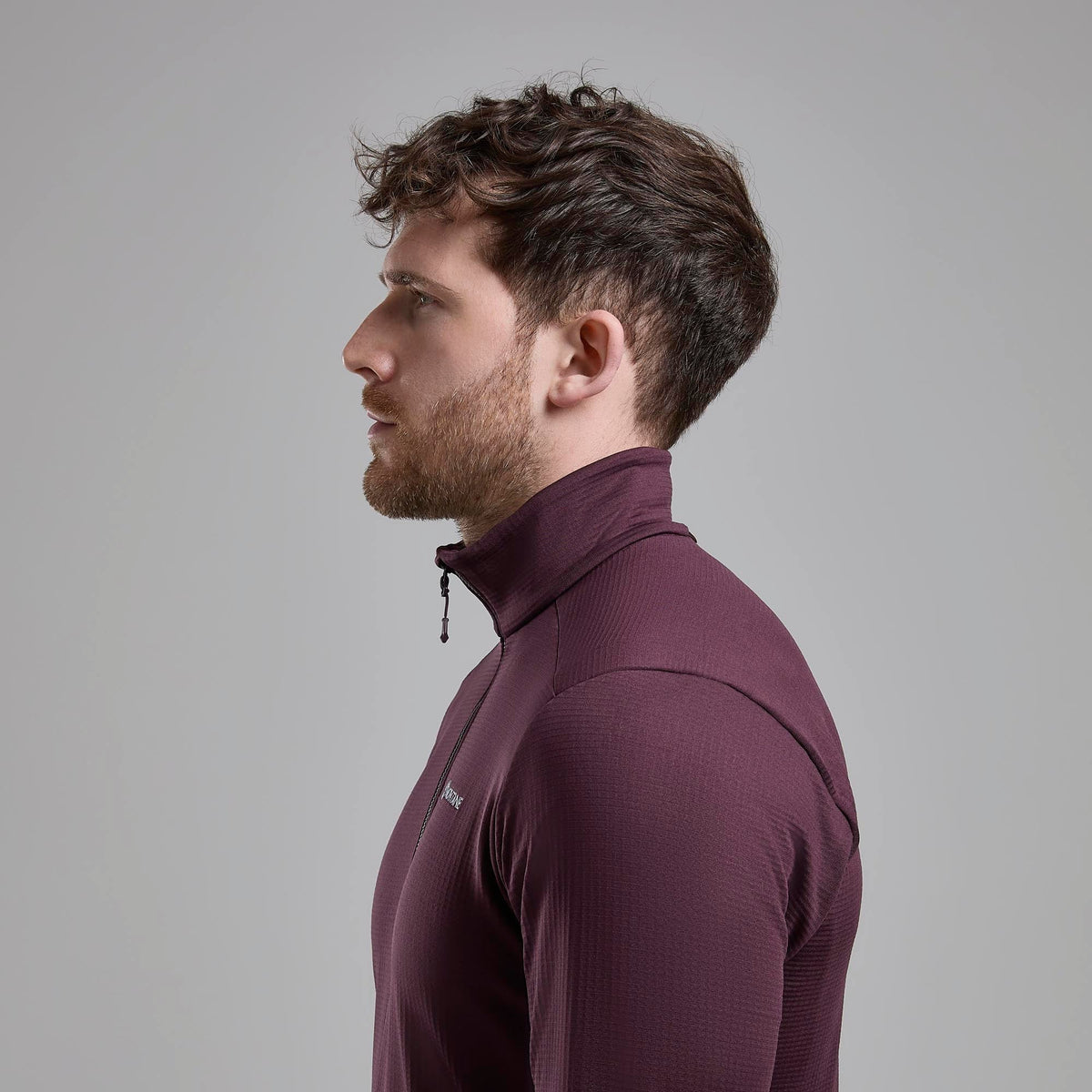 Montane Protium Fleece Pull-On para hombre en Dark Garnet vista en uso