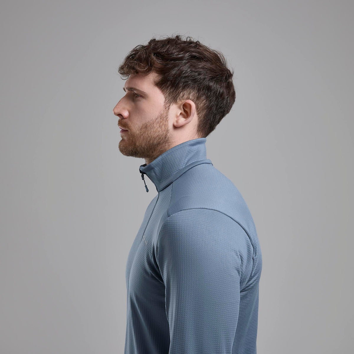 Montane Protium Fleece Pull-On para hombre en Stone Blue vista en uso