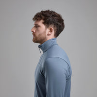 Montane Protium Fleece Pull-On para hombre en Stone Blue vista en uso