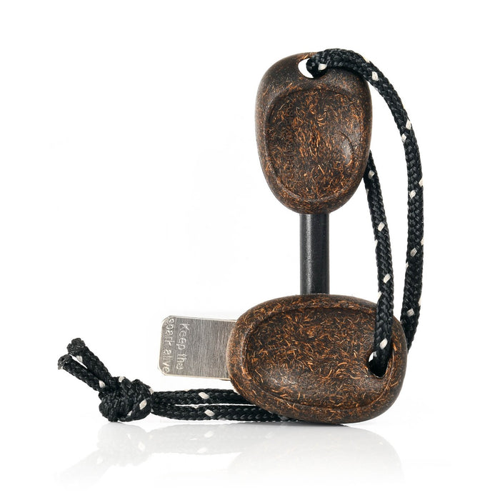 Detalle del Swedish FireSteel Scout con rascador