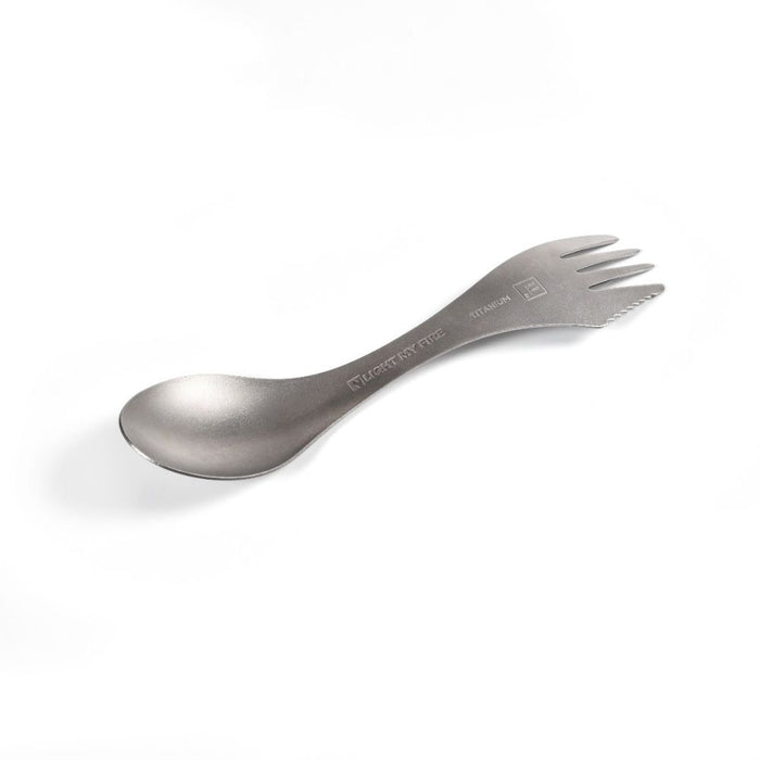 Swedish Spork Titanium 3 en 1 sobre fondo blanco